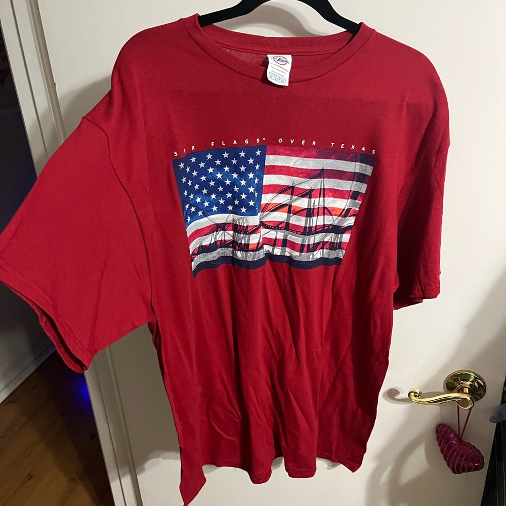 💚 XL NWT Red Graphic T-Shirt with American Flag Six Flags over Texas